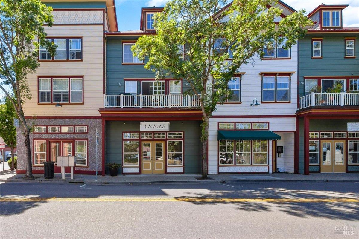 9111 Windsor Rd, Windsor, CA 95492