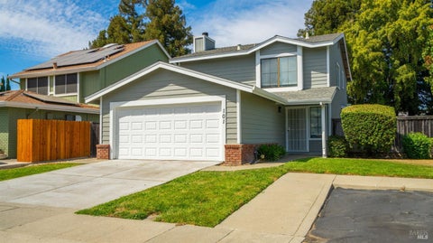 Photo of 101 Constitution Avenue, Vacaville, CA 95687 (MLS # 326072537)