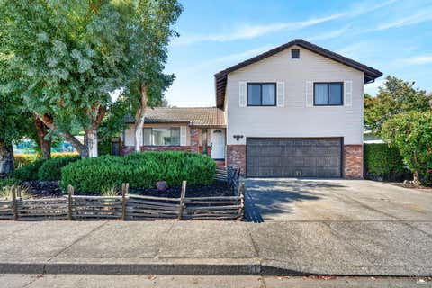 Photo of 100 Roan Court, Cloverdale, CA 95425 (MLS # 326051632)