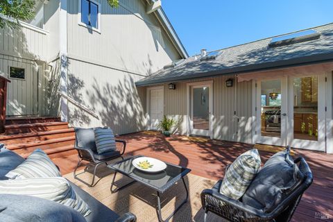 Photo of 27 Oakwood Court, San Anselmo, CA 94960 (MLS # 326026683)