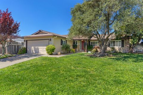Photo of 77 Clemente Court, Novato, CA 94945 (MLS # 326023688)