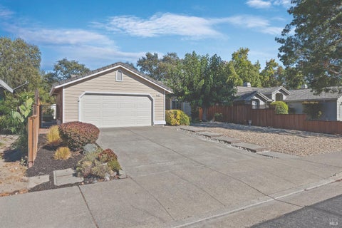 Photo of 918 Ginkgo Place, Windsor, CA 95492 (MLS # 326078641)