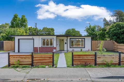 Photo of 402 Tregaskis Avenue, Vallejo, CA 94591 (MLS # 326028341)