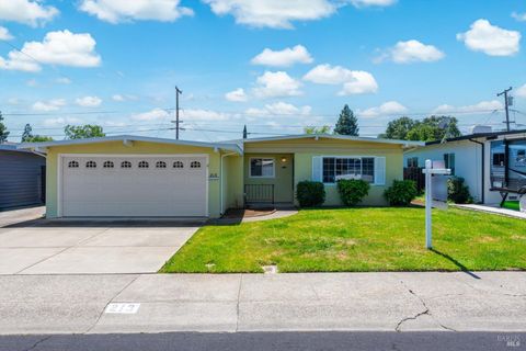 Photo of 213 Hemlock Street, Vacaville, CA 95688 (MLS # 326039757)