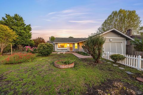 Photo of 718 Liberty Court, Rohnert Park, CA 94928 (MLS # 326033672)