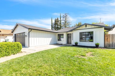 Photo of 317 N Alamo Drive, Vacaville, CA 95688 (MLS # 326024208)