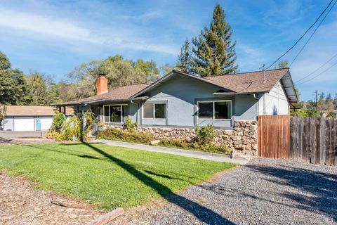 Photo of 530 Bel Arbres Drive, Redwood Valley, CA 95470 (MLS # 326025657)