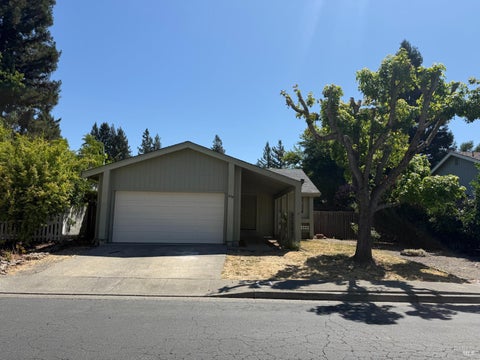 Photo of 238 Hummingbird Court, Healdsburg, CA 95448 (MLS # 326070350)