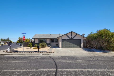 Photo of 513 Monterey Drive, Suisun City, CA 94585 (MLS # 326072941)