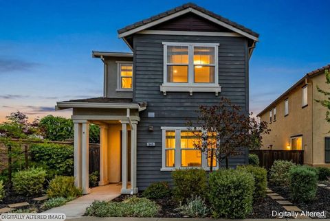 Photo of 543 Vega Way, Vacaville, CA 95687 (MLS # 326027217)