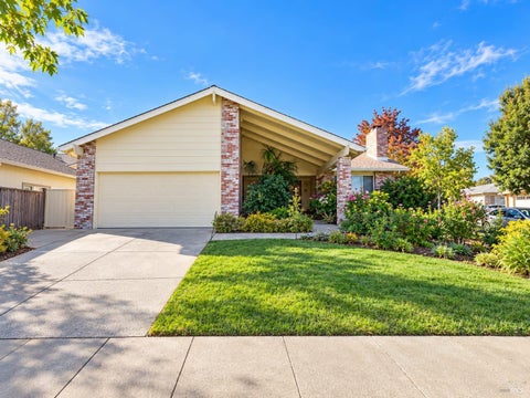Photo of 8833 Oak Trail Drive, Santa Rosa, CA 95409 (MLS # 326084303)