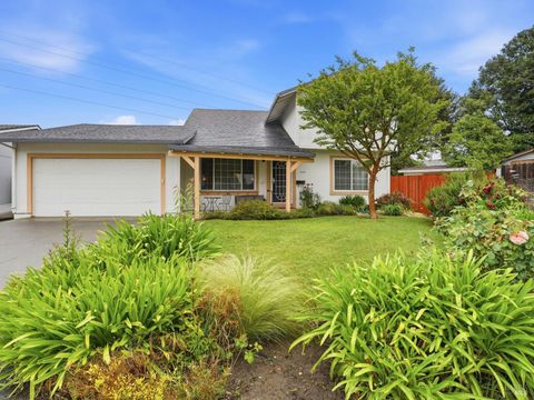 Photo of 1539 Wellesley Court, Santa Rosa, CA 95401 (MLS # 326029923)