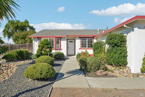 Photo of 600 Shannon Drive, Suisun City, CA 94585 (MLS # 326076140)