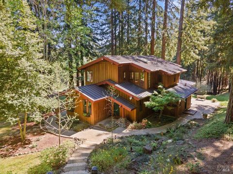 Photo of 12076 Cloud Ridge Road, Healdsburg, CA 95448 (MLS # 326026338)