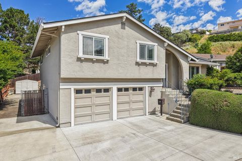 Photo of 105 Woodstock Court, Benicia, CA 94510 (MLS # 326016773)