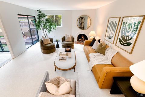 Photo of 5 Grande Paseo, San Rafael, CA 94903 (MLS # 326025237)