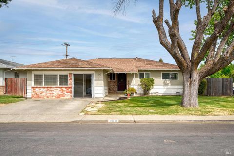 Photo of 100 Anita Court, Vacaville, CA 95688 (MLS # 326025339)