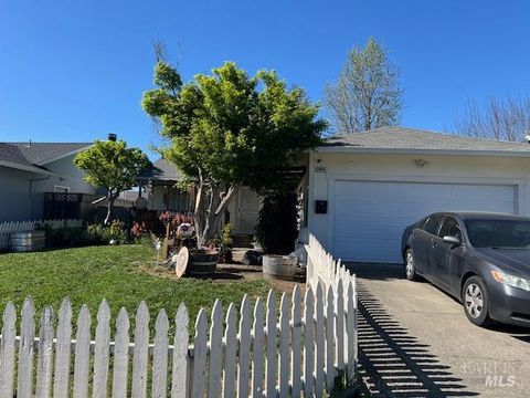 Photo of 6085 Evelyn Avenue, Rohnert Park, CA 94928 (MLS # 326026398)