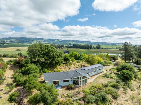 Photo of 100 Frances Way, Petaluma, CA 94954 (MLS # 326032553)