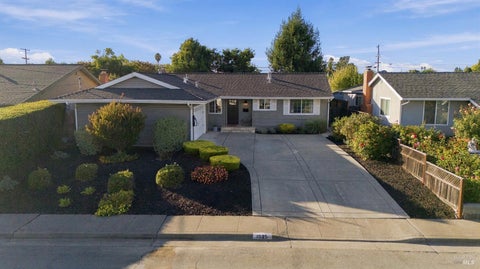 Photo of 1525 Weaverly Drive, Petaluma, CA 94954 (MLS # 326084411)