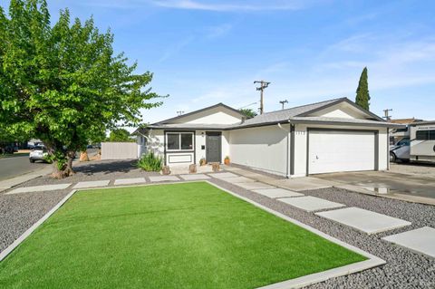 Photo of 1113 Kellogg Street, Suisun City, CA 94585 (MLS # 326026018)
