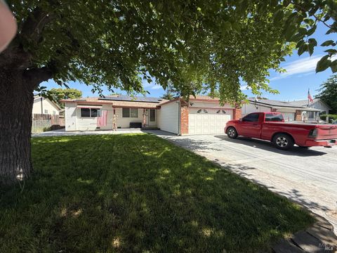 Photo of 1655 Amapola Street, Vacaville, CA 95687 (MLS # 326033352)