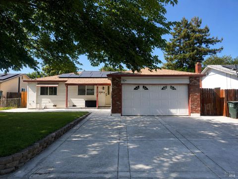 Photo of 1655 Amapola Street, Vacaville, CA 95687 (MLS # 326033352)