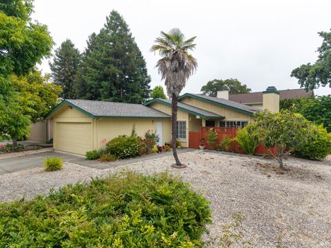 Photo of 366 Wren Drive, Santa Rosa, CA 95401 (MLS # 326045591)