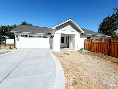 Photo of 101 Maywood Lane, Windsor, CA 95492 (MLS # 326057162)