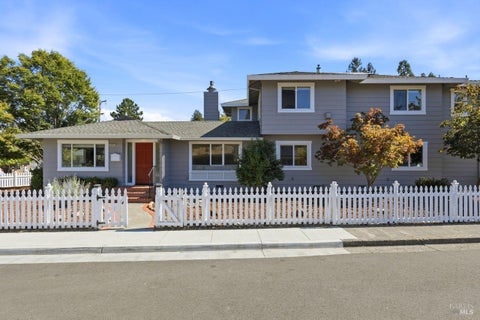Photo of 2044 Hawthorne Court, Santa Rosa, CA 95404 (MLS # 326064812)