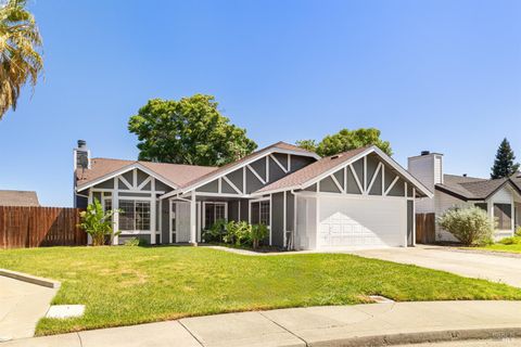 Photo of 525 Amanda Court, Vacaville, CA 95687 (MLS # 326029491)