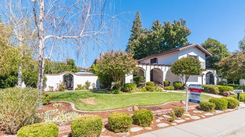 Photo of 481 Crestview Drive, Vacaville, CA 95688 (MLS # 326076831)