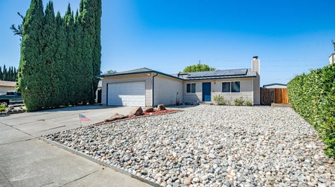 Photo of 655 W Creekside Circle, Dixon, CA 95620 (MLS # 326079559)