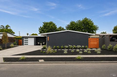 Photo of 1408 Perkins Street, Napa, CA 94559 (MLS # 326046030)