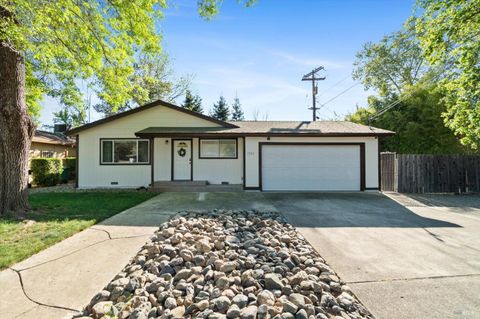 Photo of 1723 Del Mar Avenue, Redding, CA 96003 (MLS # 326018750)