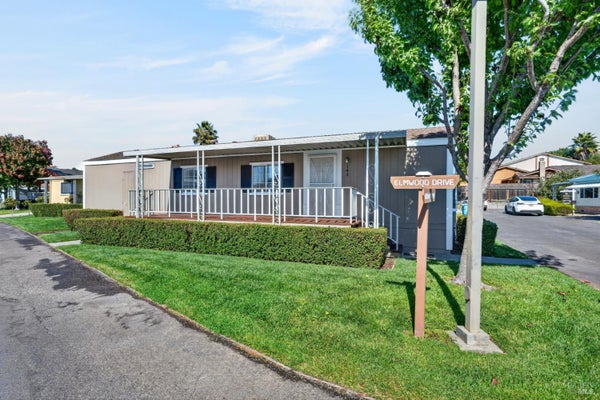 143 OAKWOOD DR, PETALUMA, CA 94954 - Image e1b0613012d47775e8178cd0a6bea8cf/792281137