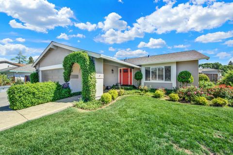 Photo of 3225 W Pelham Court, Fairfield, CA 94534 (MLS # 326023645)