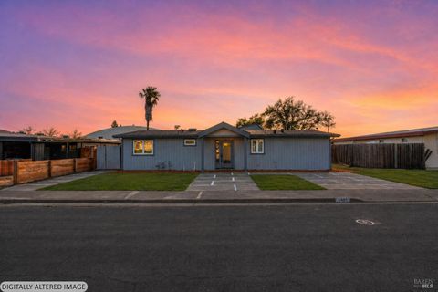 Photo of 1421 Spruce Way, Healdsburg, CA 95448 (MLS # 326033288)