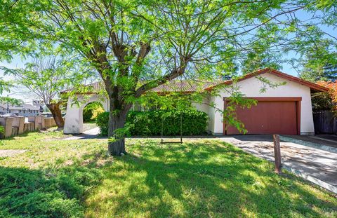 Photo of 201 Redwood Circle, Petaluma, CA 94954 (MLS # 326025277)