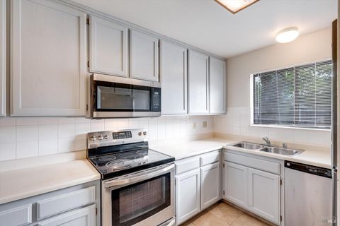 Photo of 121 Elbridge Avenue #B, Cloverdale, CA 95425 (MLS # 326033400)
