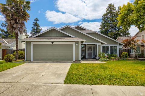 Photo of 154 Hawk Court, Vacaville, CA 95687 (MLS # 326040736)