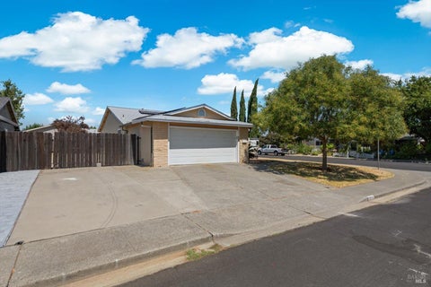 Photo of 300 Ponderosa Drive, Vacaville, CA 95687 (MLS # 326069715)