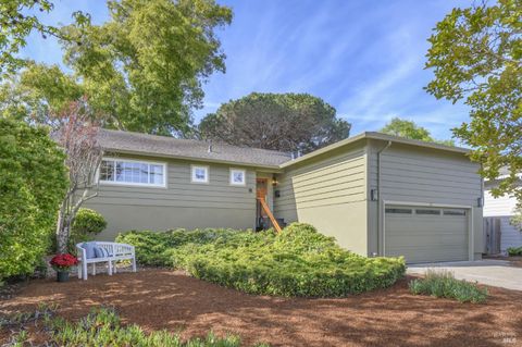 Photo of 41 Spindrift Passage, Corte Madera, CA 94925 (MLS # 326026466)