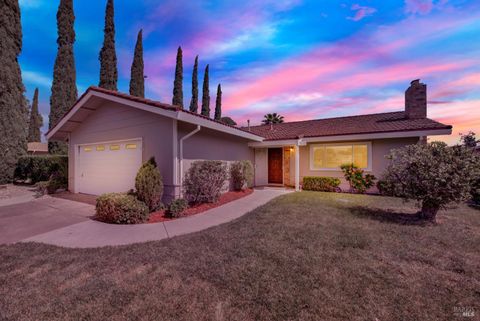 Photo of 442 Yellowstone Drive, Vacaville, CA 95687 (MLS # 326025738)