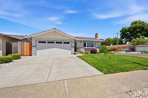 Photo of 802 Pueblo Avenue, Napa, CA 94558 (MLS # 326043296)