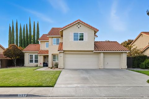 Photo of 927 Arbor Oaks Drive, Vacaville, CA 95687 (MLS # 326059384)