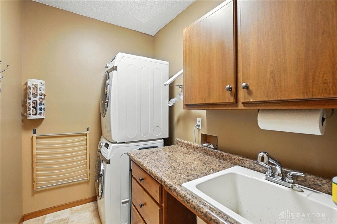 Centerville, Ohio 45459, United States, 4 Bedrooms Bedrooms, ,3 BathroomsBathrooms,Residential,Pending,160117