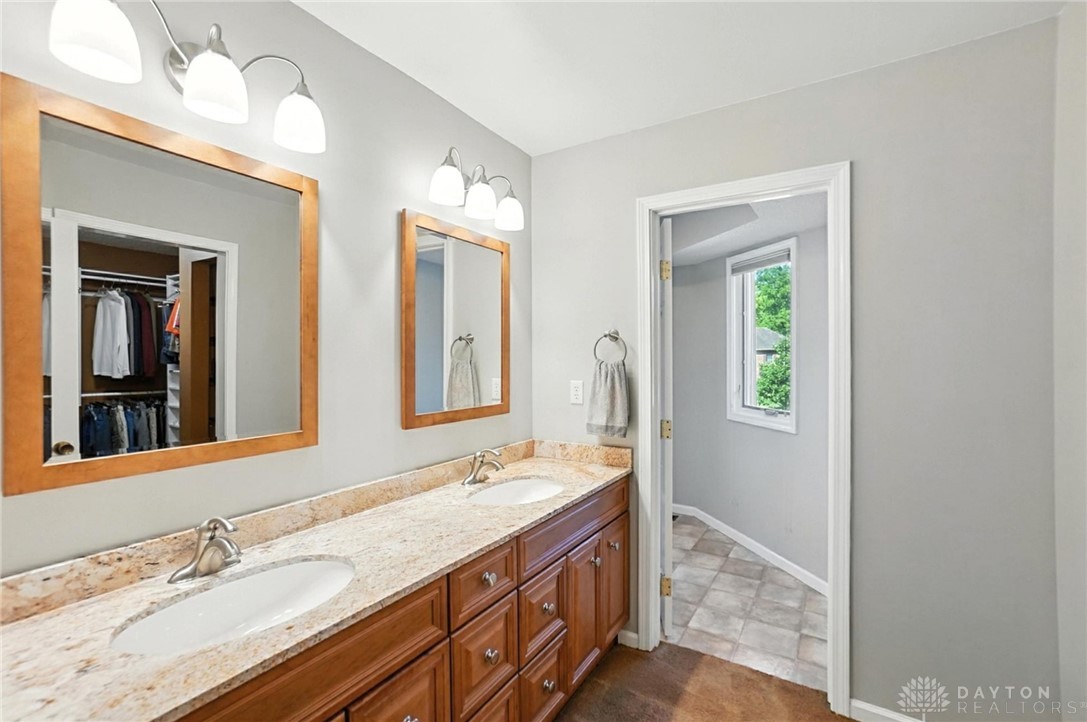 Centerville, Ohio 45459, United States, 4 Bedrooms Bedrooms, ,3 BathroomsBathrooms,Residential,Pending,160117