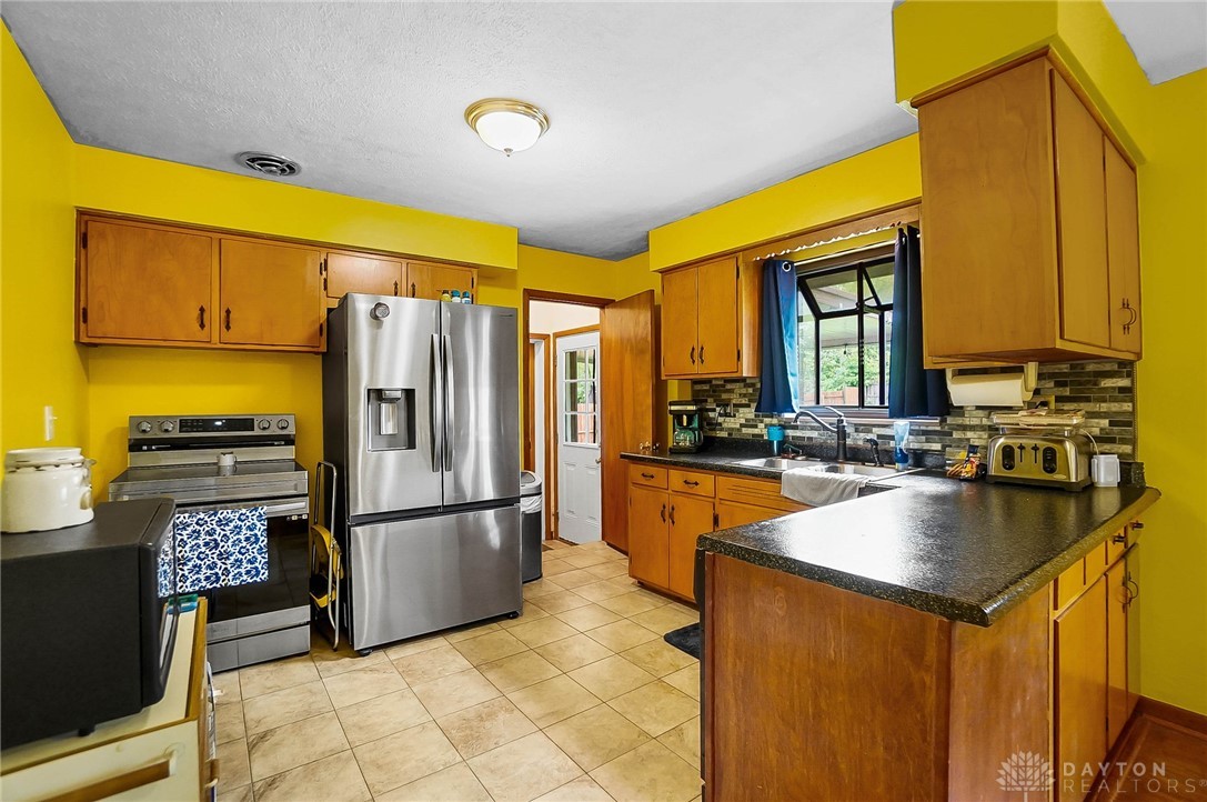 1670 Milner Drive, Beavercreek, Ohio image 7