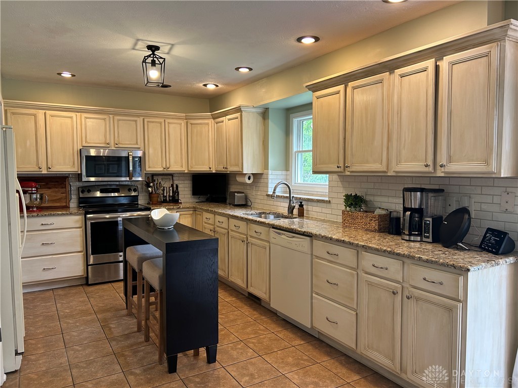 810 Westlake Drive, Troy, Ohio image 12